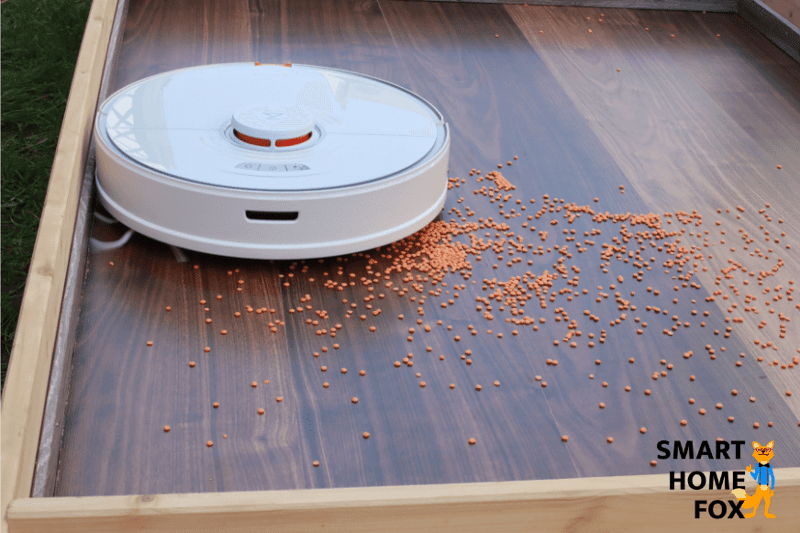 Roborock S7 saugt entlang der Leiste